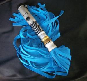 sextoys Star Wars : le fouet sabre laser bleu par Geek Kink