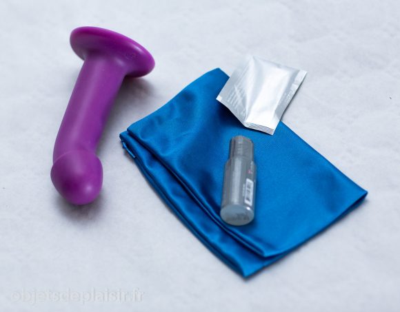 The Tru Curve by Doc Johnson and its storage pouch