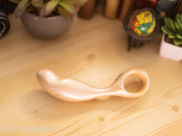 Pearly Idée du Désir: an asymmetrical wooden dildo