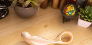 Pearly Idée du Désir: an asymmetrical wooden dildo