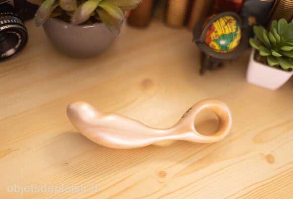 Pearly Idée du Désir: an asymmetrical wooden dildo